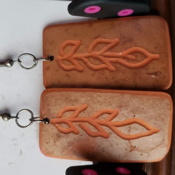 Pair of Beautiful Variedades fashion Columbia Wood Earrings - Picture 2 of 6